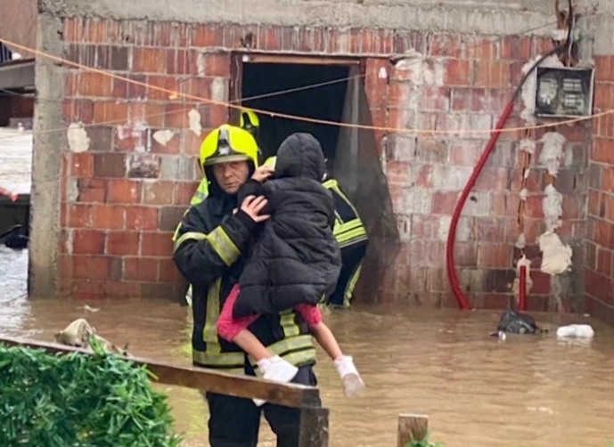 Historia prapa fotografisë virale dhe ndihmës që ofruan zjarrfikësit në Gjakovë