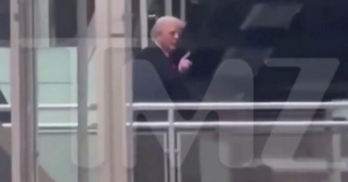 Trumpi eskalon para kamerës, ia tregon gishtin e mesëm një protestuesi