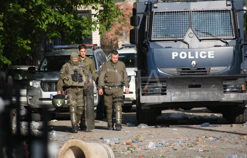 Arrestohet një person nën dyshimet për sulm ndaj KFOR it dhe Policisë së Kosovës