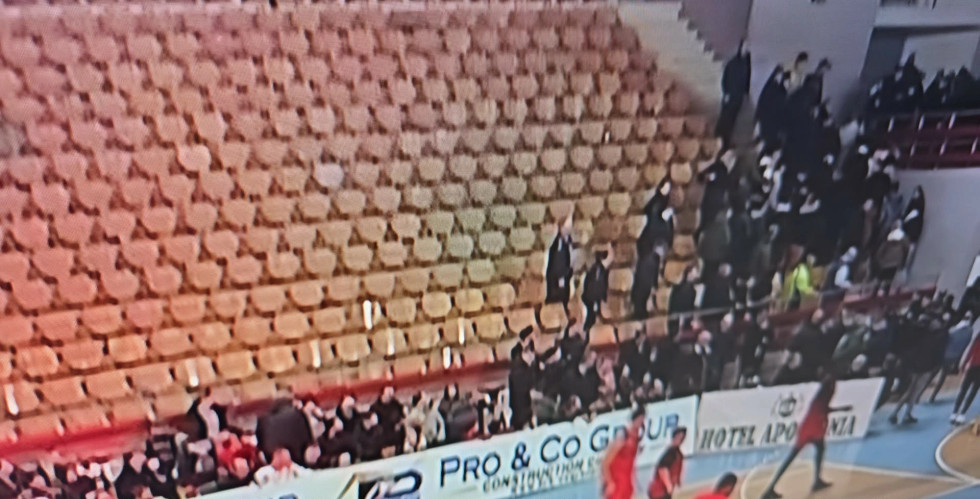 Tifozët po largohen nga palestra në Gjakovë