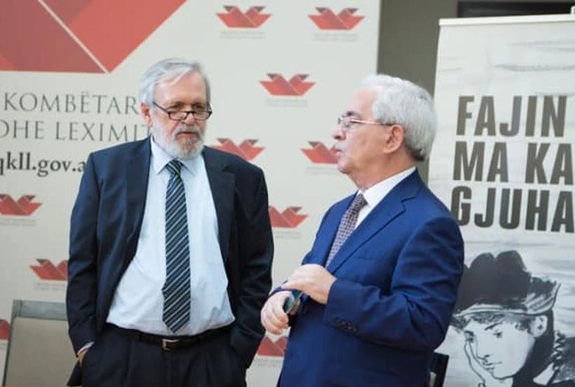 Akademik Mehmet Kraja dhe akademik Skënder Gjinushi në një aktivitet të përbashkët në Qendrën Kombëtare të Librit dhe Leximit në Tiranë, në tetor të vitit 2021