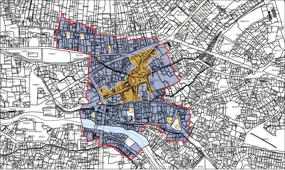 Çarshia e Vjetër e Pejës kishte bërthamë nën mbrojtje prej 3.32 hektarësh dhe zonë kalimtare prej 1.6 hektarësh. Në Plan të Menaxhimit nuk jepen arsye se përse sipërfaqja e mbrojtur ka kaluar 25 hektarë