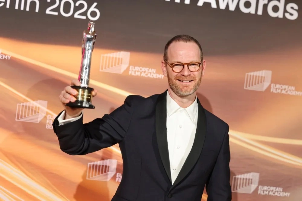 “Kinemaja është vendi ku mësojmë se jemi njerëz”, ka thënë Joachim Trier, fitues absolut në edicionin e 38-të të “European Film Awards” me “Sentimental Value”
