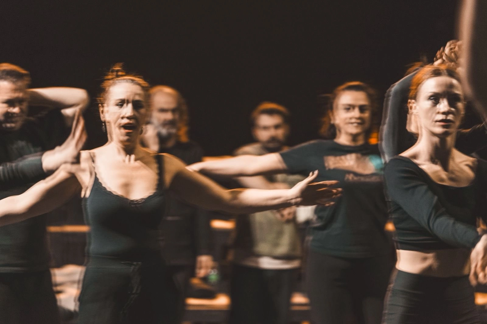 Teatri i Gjilanit e hap programin për këtë vit me shfaqjen “Kabare 1999”, nën regji dhe me dramaturgji nga Zana Hoxha. Bëhet fjalë për tekstin e Joe Masteroff. Hoxha e ka përshtatur këtë shfaqje për rrethanat e Kosovës së pasluftës