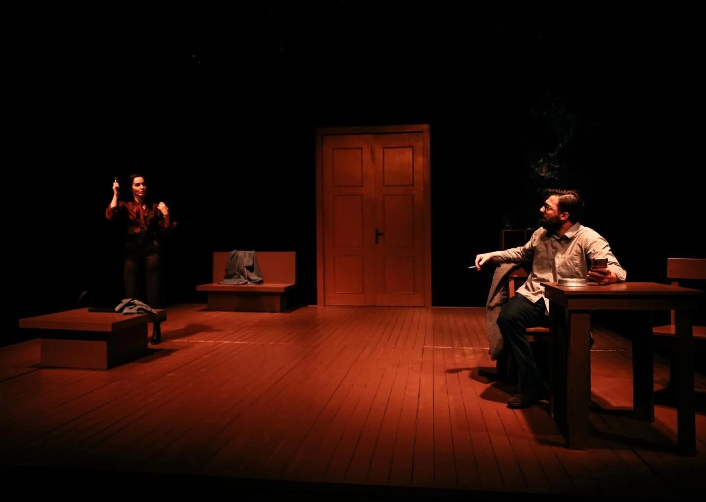 Është një traumë fëmijërie që e ndjek Lekën (Bujar Ahmeti), përfshin edhe bashkëshorten e tij Bernën (Maylinda Kosumoviq)  dhe pastaj shpërthen te të gjithë