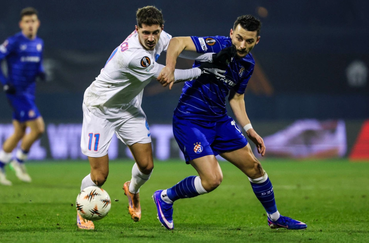 Hoxha asiston në fitoren e thellë të Dinamos