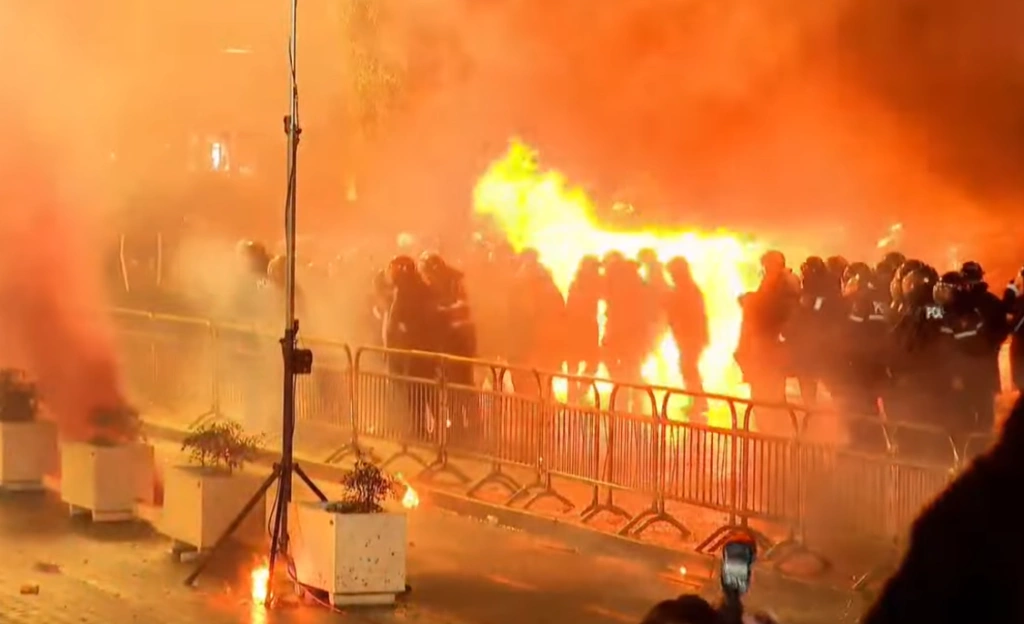 Pas molotovëve drejt Kryeministrisë, PD-ja zhvendos protestën te Kuvendi