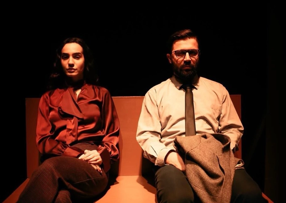 Skenë nga shfaqja “Gërrdia” me tekst dhe regji të Astrit Kabashit, e dhënë premierë në Teatrin Kombëtar të Kosovës më 19 janar të këtij viti