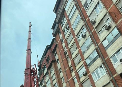 Bie llamarina nga çatia e një ndërtese në “Dardani”