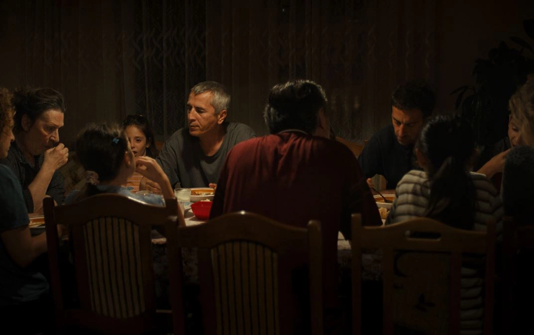 Rrëfimi qendror në film është ai i një familjeje nga Kosova, e cila pasi humbi jetesën në fshat detyrohet të zhvendoset në kryeqytet, aty nisin përballjet dhe zgjedhjet e vështira jetësore