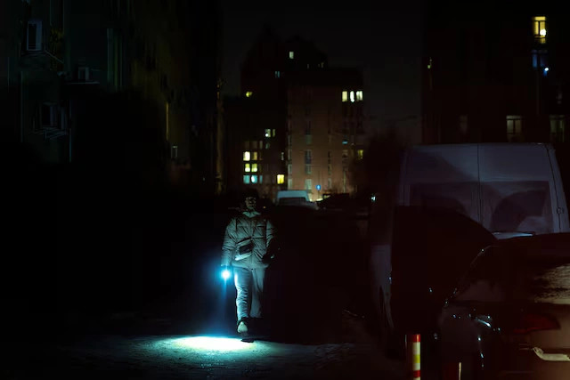 rreth-1-700-ndertesa-pa-ngrohje-ne-kiev-pas-sulmit-rus-me-raketa-dhe-drone