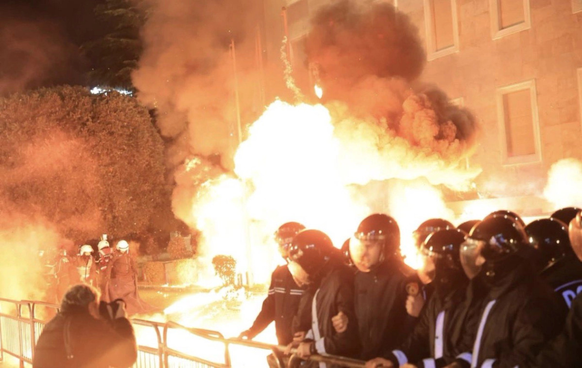 lendohen-11-police-nga-protesta-e-pd-se-ne-shqiperi-18-te-arrestuar