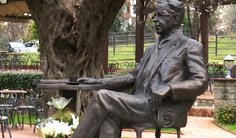 Kadare i përjetësuar në bronz, aty ku e pinte kafenë