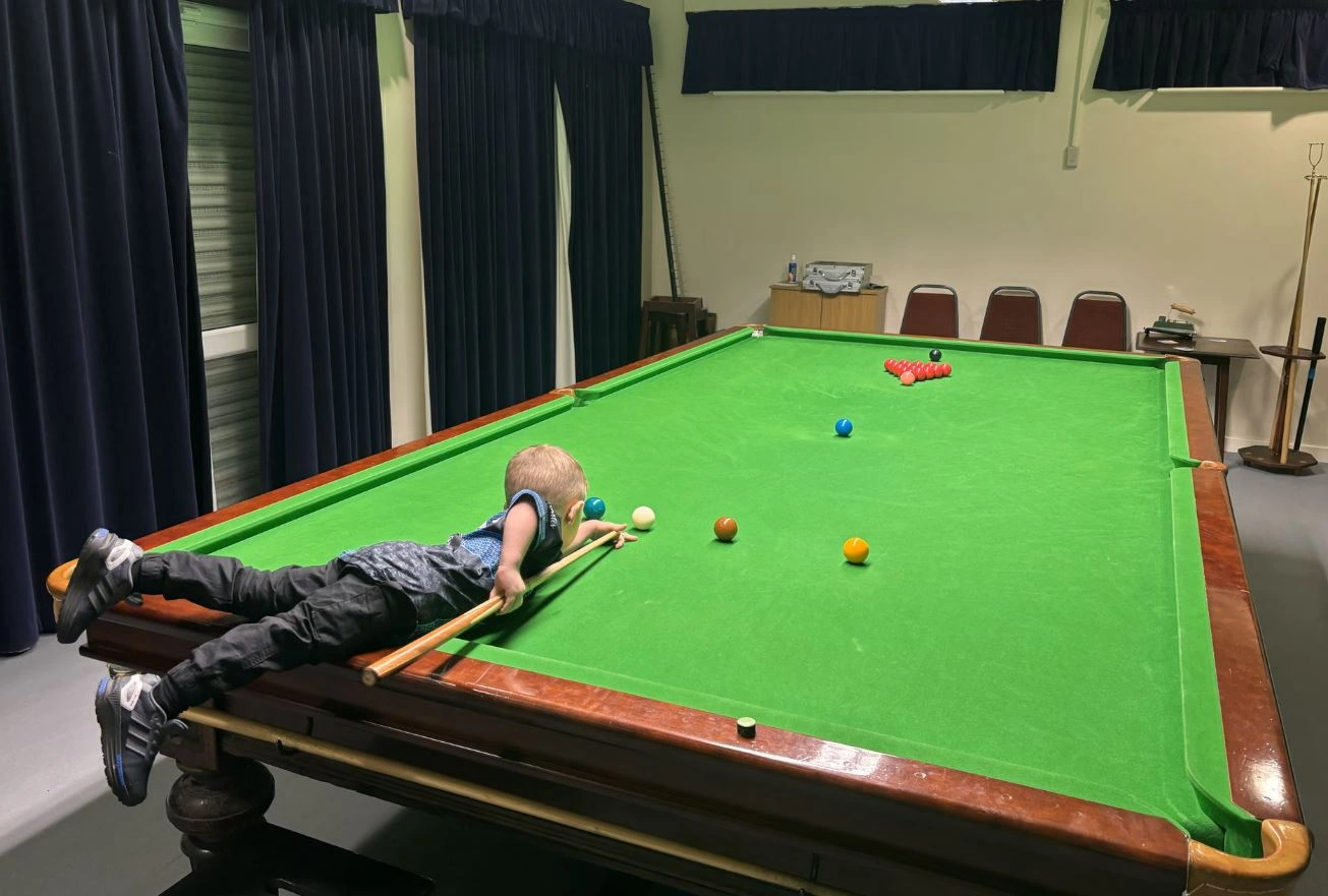 Dyvjeçari thyen dy rekorde Guinness në bilardo