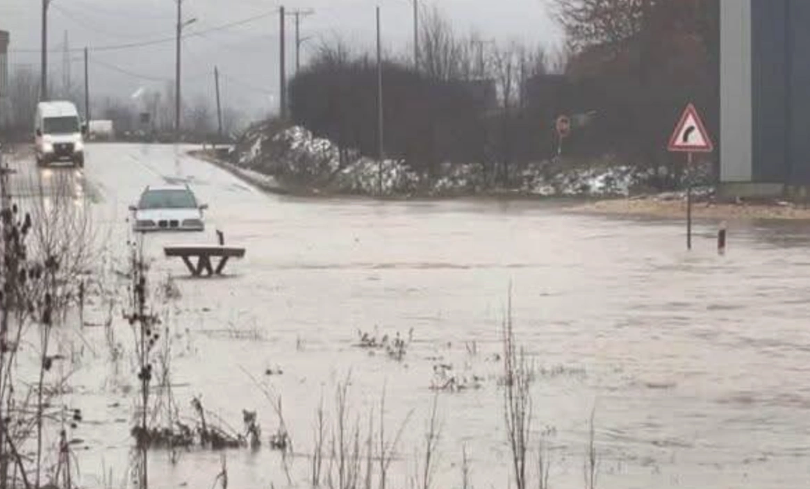 Reshjet e shiut bllokojnë rrugët