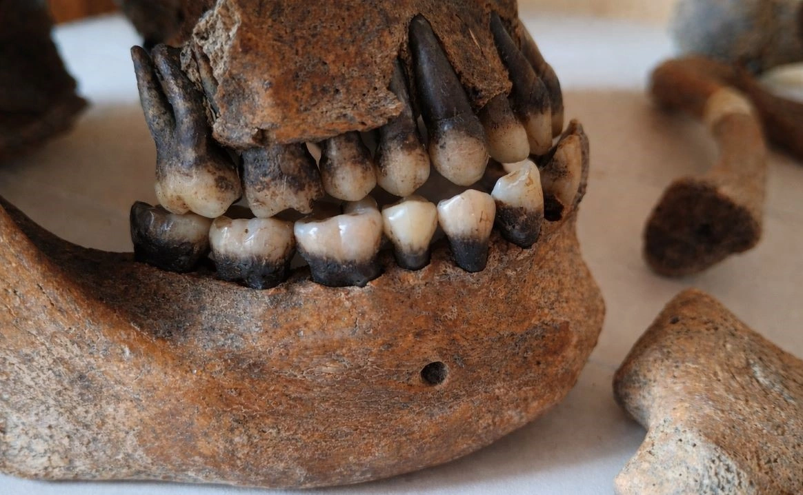 Burimet historike kineze nga afërsisht e njëjta periudhë përmendin “mbretërinë e njerëzve me dhëmbë të zinj”, e vendosur pikërisht në territorin e Vietnamit të sotëm