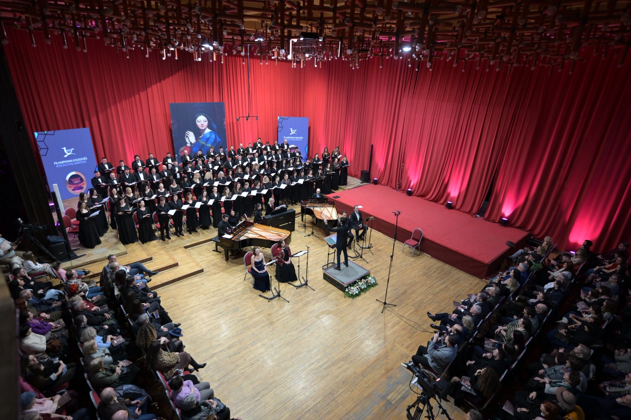 “Mesha e vogël solemne” e Gioachino Rossinit konsiderohet si një nga shprehjet më intime dhe origjinale të muzikës liturgjike të shekullit XIX. E tillë ka ardhur edhe në Prishtinë, për herë të parë  (Foto: Arben Llapashtica)