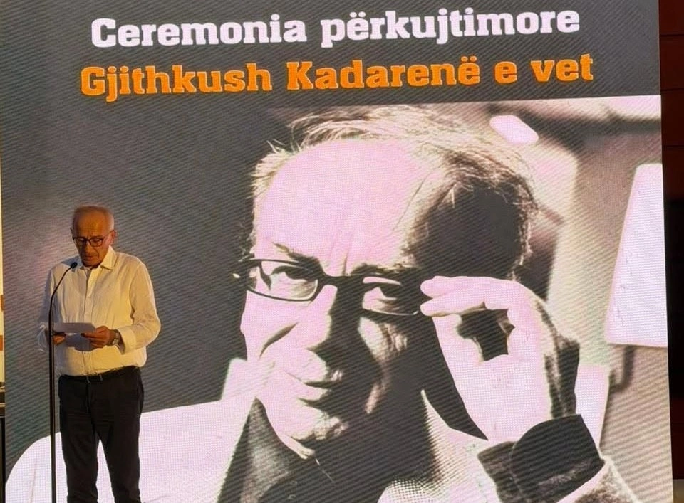 Në nderim të veprës kadareane dhe autorit të saj, me propozim të Fakultetit dhe me vendim të Senatit të UT-së, bibliotekës së këtij fakulteti iu vu emri “Ismail Kadare”