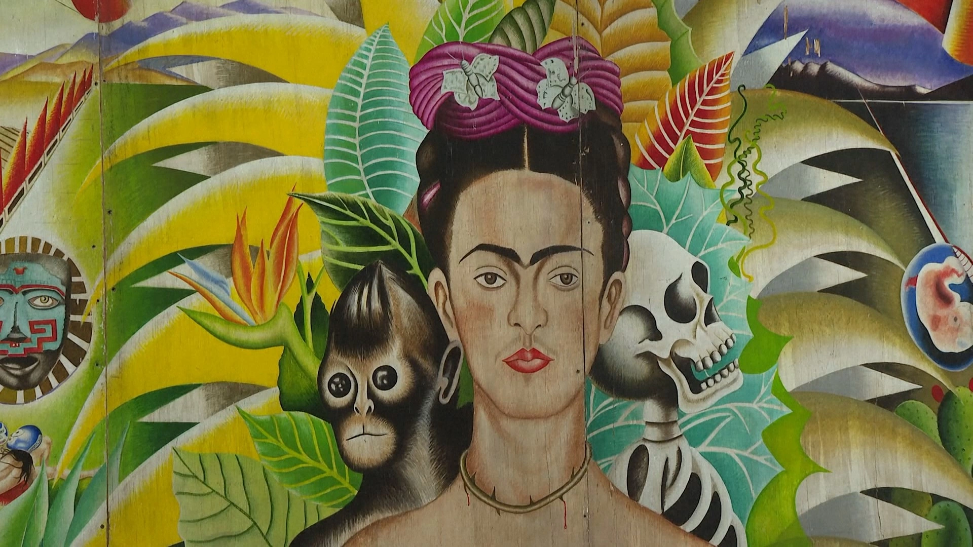 Kahlo krijoi shumë vepra ku paraqiste veten. Disa pasqyrojnë dashurinë e saj për kulturën indigjene meksikane, ndërsa të tjera shprehin dhimbjen e saj
