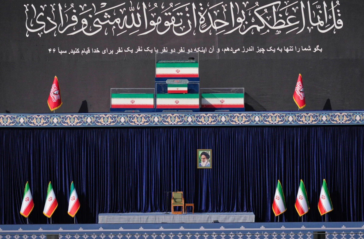 me-qindra-mijera-njerez-nis-zyrtarisht-ceremonia-6-ditore-e-varrimit-te-khameneit