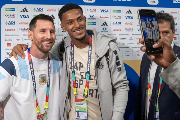 Messi me humor pas fitores  Më kërkuan fanellën e foto  por në fushë  më rrahën 