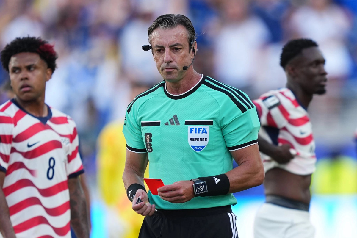 FIFA e përkrah arbitrin pas komenteve të Trumpit