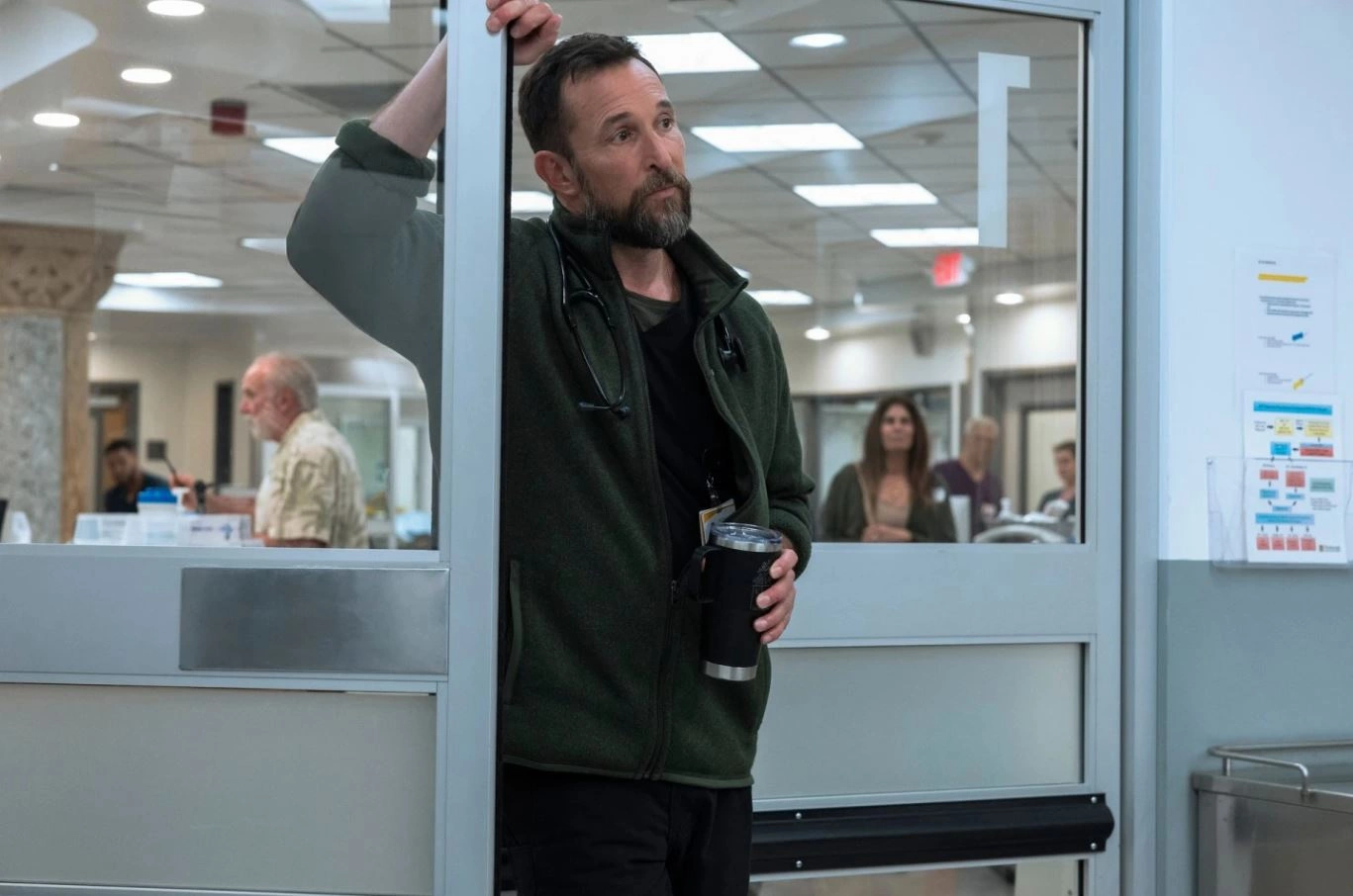 Noah Wyle në një skenë në serialin “The Pitt”