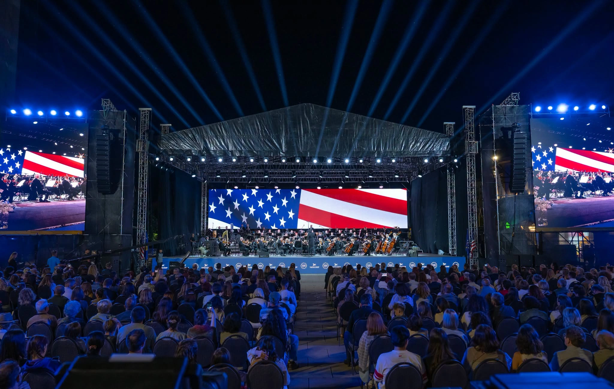 Në sheshin “Skënderbeu”, para qindra njerëzve, të enjten mbrëma muzika amerikane është ndërthurur me frymën shqiptare në koncertin “Americana” në nderim të 250-vjetorit të Pavarësisë së Shteteve të Bashkuara të Amerikës