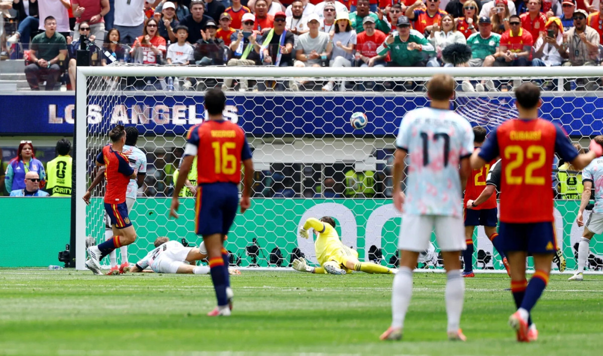 The first half ends in a draw.