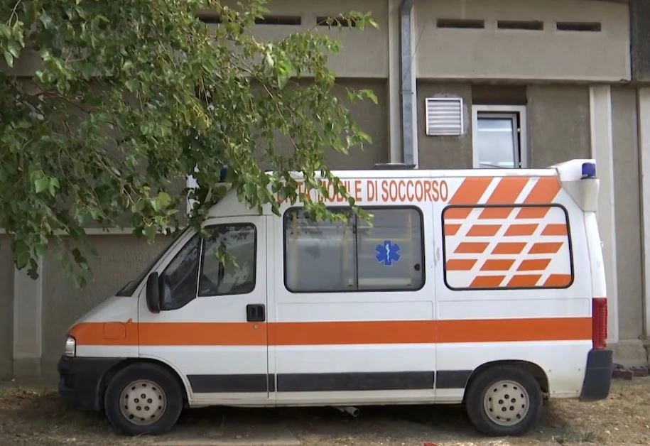 Ministria e Shëndetësisë bleu furgonë mallrash të shndërruar në autoambulanca