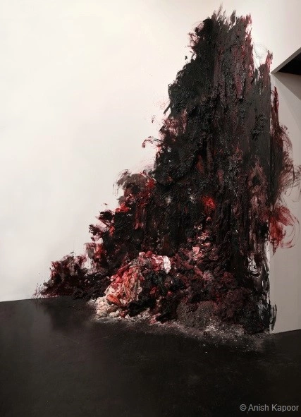 “Vdekja e artistit”, Anish Kapoor, teknikë e kombinuar, 2022