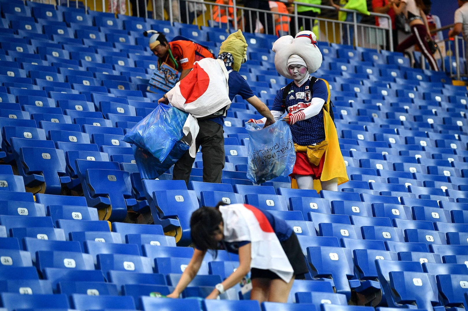 Tifozët japonezë i lënë stadiumet ashtu siç i gjejnë (Photo: Alamy)