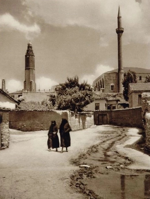 Identiteti i myslimanëve të rinj dhe kundërthëniet e blerjes së besimit