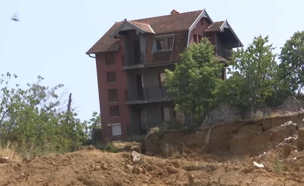 Shtëpia afër Rrugës A