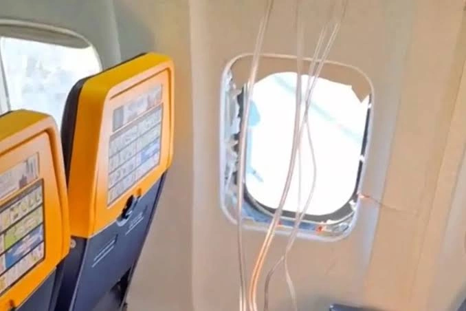 Shefi i Ryanairit tregon dyshimet për incidentin ku pasagjeri u thith pjesërisht nga dritarja e aeroplanit