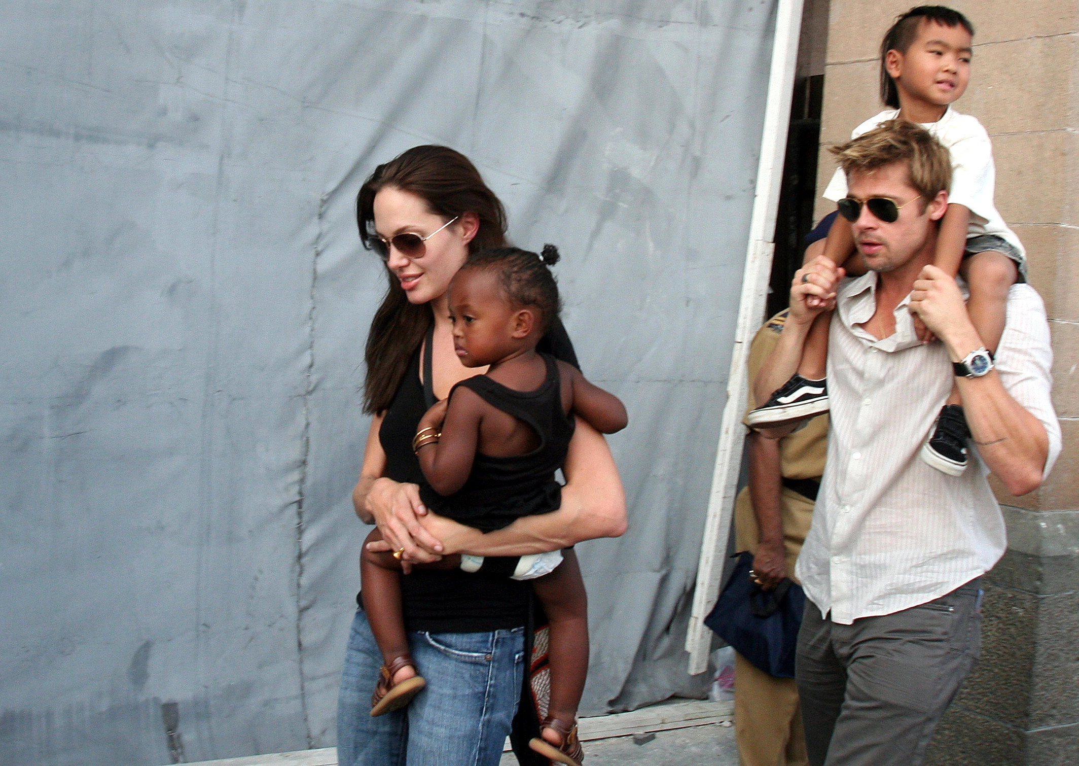 Jolie dhe Pitt me dy nga fëmijët e tyre