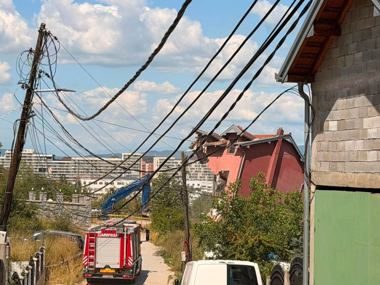 Nis rrënimi i shtëpisë te “Rruga A” në Prishtinë