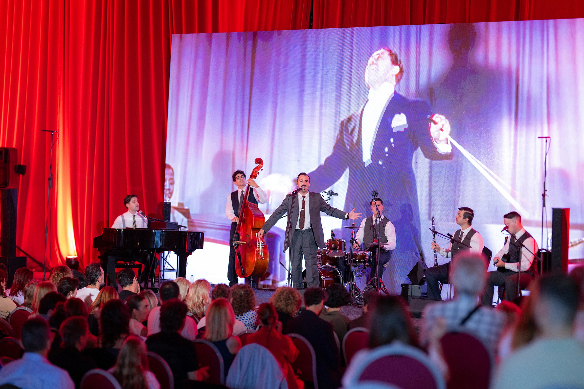Koncerti i “Cosimo and the Hot Coals” në Festivalin Ndërkombëtar i Operës “Rame Lahaj”, ka qenë një rrugëtim elegant dhe i magjishëm në ritmet e jazzit e swingut të viteve ’20, në epokën e artë të New Orleansit (Foto: Arben Llapashtica)