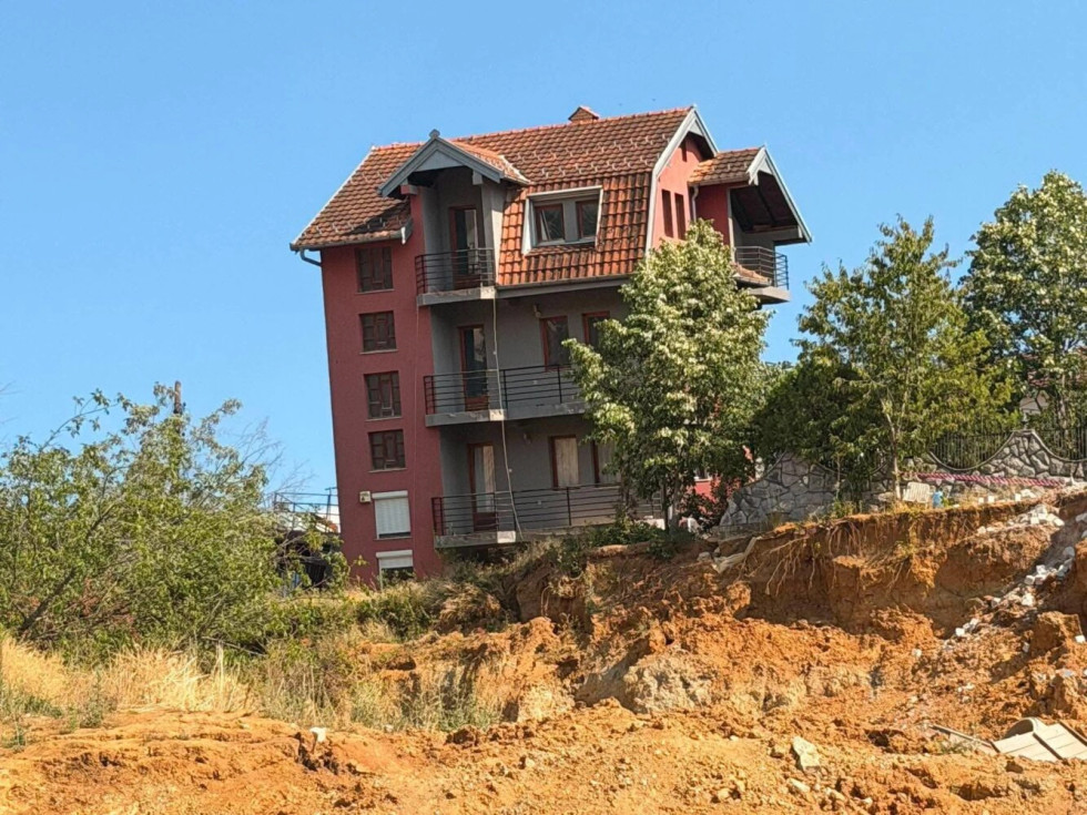 Nis rrënimi i shtëpisë te “Rruga A” në Prishtinë