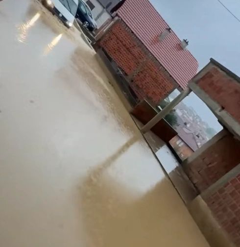 Reshjet e shiut shkaktojnë vërshime në disa zona