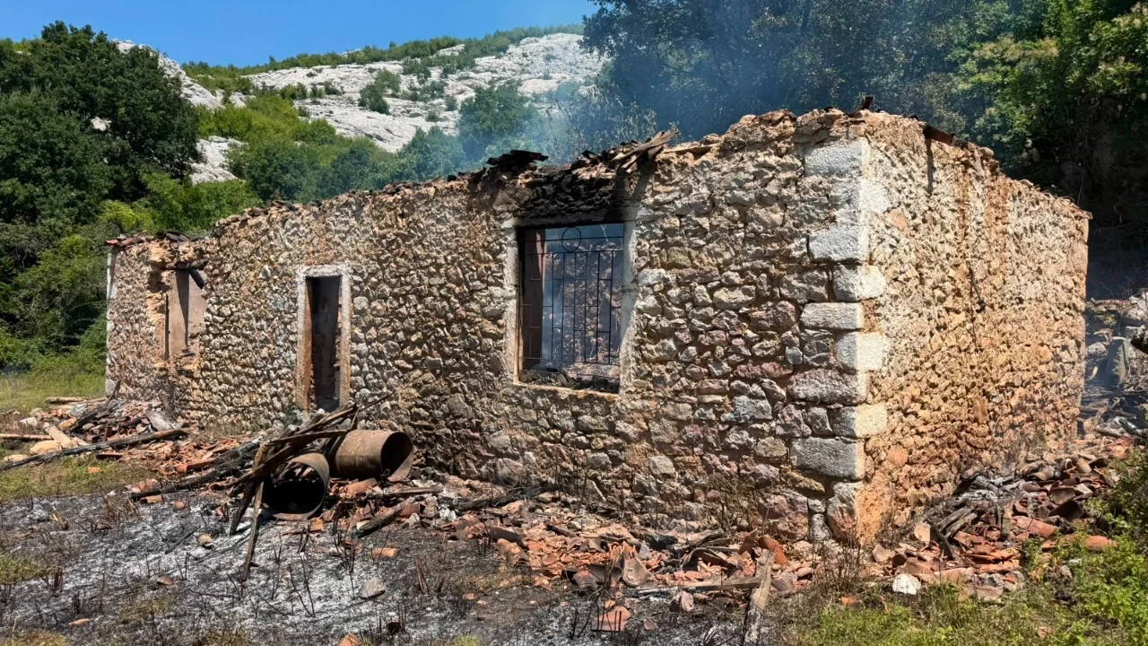 Digjet një shtëpi në Shkodër, humbin jetën nëna me dy fëmijë