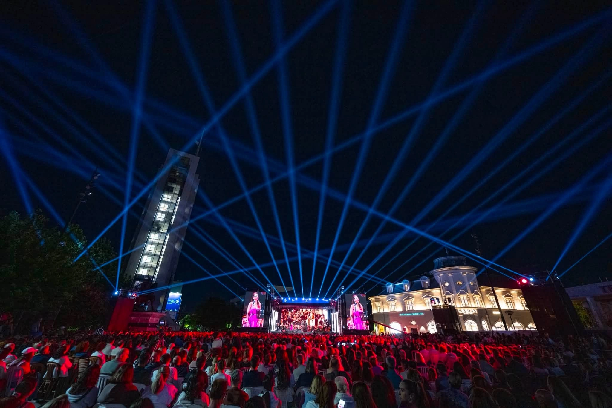 Opera në sheshin e Prishtinës i thërret paqes