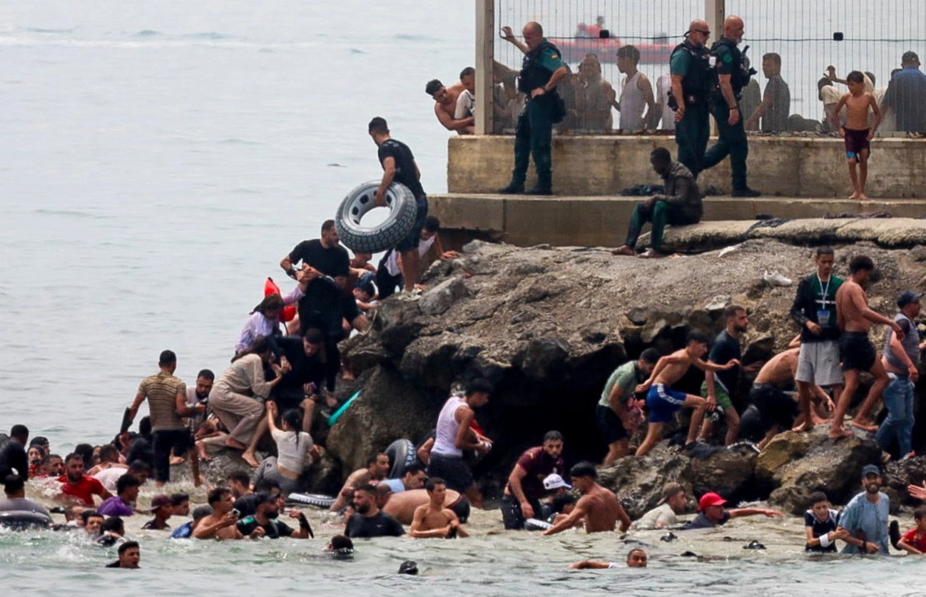 Spanja dërgon trupa shtesë në Ceuta pas hyrjes ilegale të mijëra migrantëve