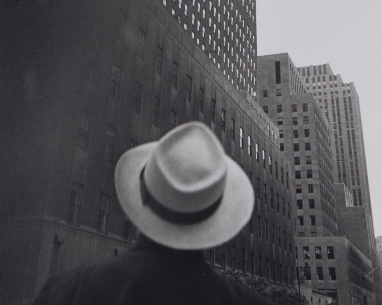 Një qytet i pafundmë… “Duke parë ndërtesën RCA në Qendrën Rockefeller”, 1949. Foto: Louis Faurer