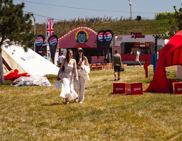 El programa también comienza en el escenario principal de "Sunny Hill".
