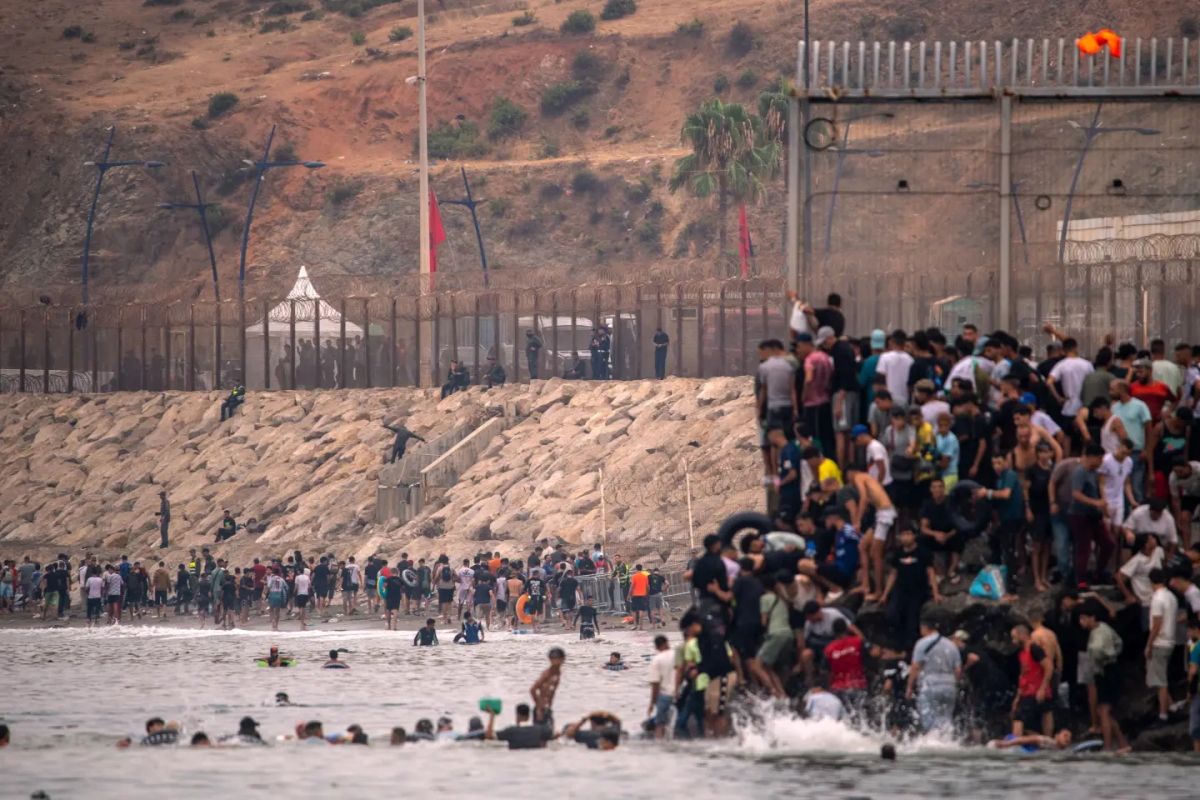 Të paktën 34 të vdekur në përpjekjen për ta kaluar kufirin  60 mijë migrantë hyjnë në Ceuta