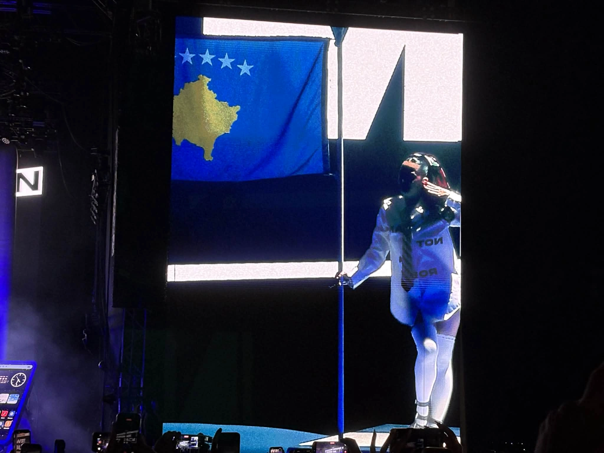 Pristina al ritmo de "Sunny Hill", Perry lleva a Kosovo al "espacio".