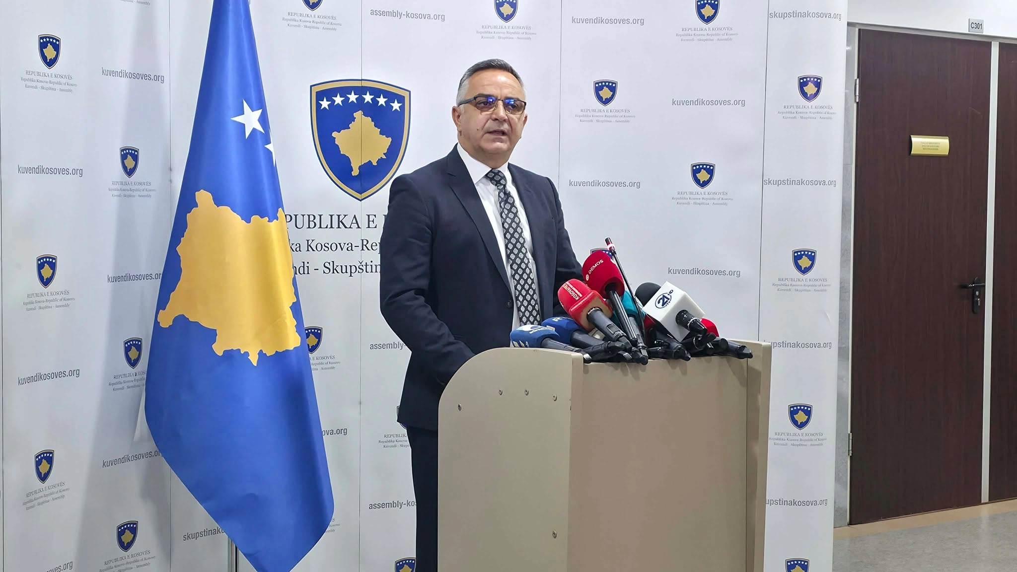 Tahiri, Kurti'nin AAK'yı "saygın bir parti" olarak nitelendiren açıklamasına atıfta bulunarak şunları söyledi: "Biz bir araç olmayacağız."