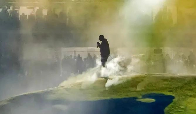 kanye-west-performon-para-me-shume-se-100-000-fansave-ne-stamboll