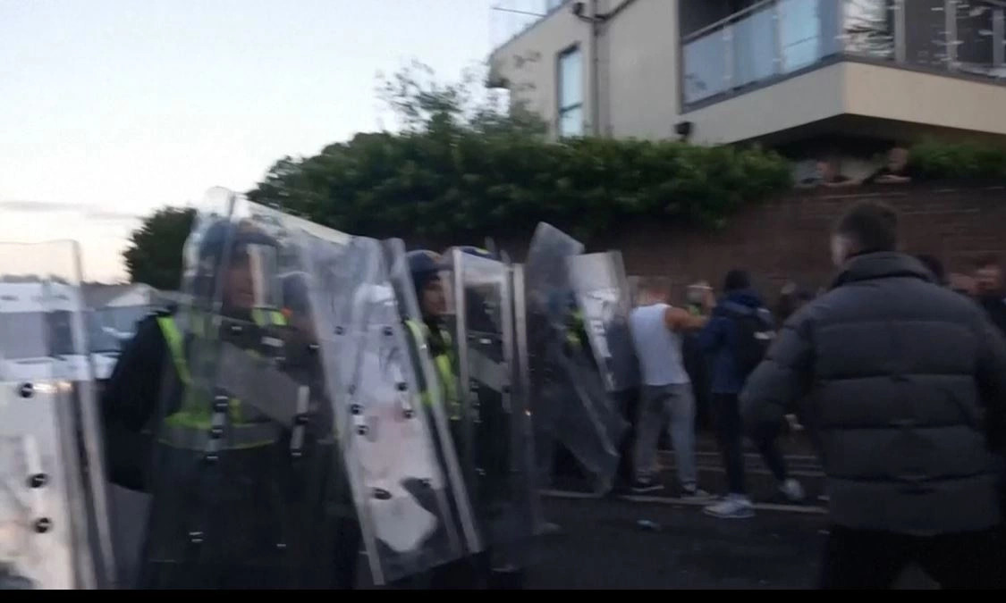 Tensione në Britani  protestuesit përleshen me policinë për vdekjen e një studenti pas arrestimit